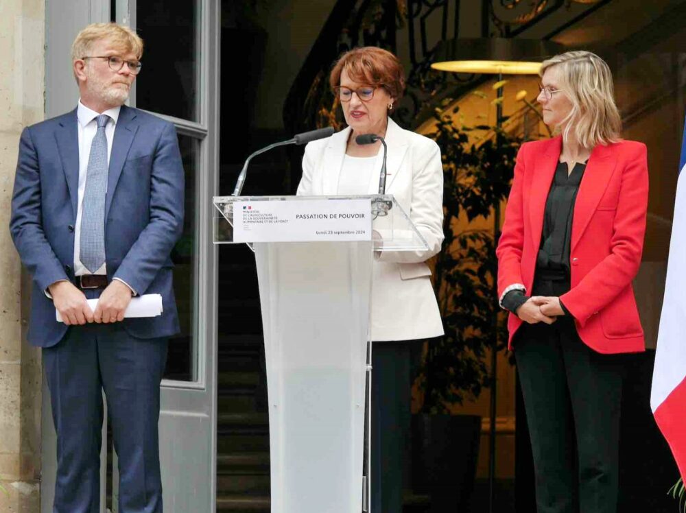 Reims La Marne Viticole Annie Genevard veut « agir vite et juste » La passation entre d’un côté le ministre de l’Agriculture descendant, Marc Fesneau et la ministre déléguée, Agnès Pannier-Runacher et de l’autre côté, la ministre montante, Annie Genevard, s’est déroulée le 23 septembre à l’Hôtel de Villeroy, à Paris. En dehors des amabilités d’usages, la ministre veut inscrire ses pas dans ceux de ses prédécesseurs.