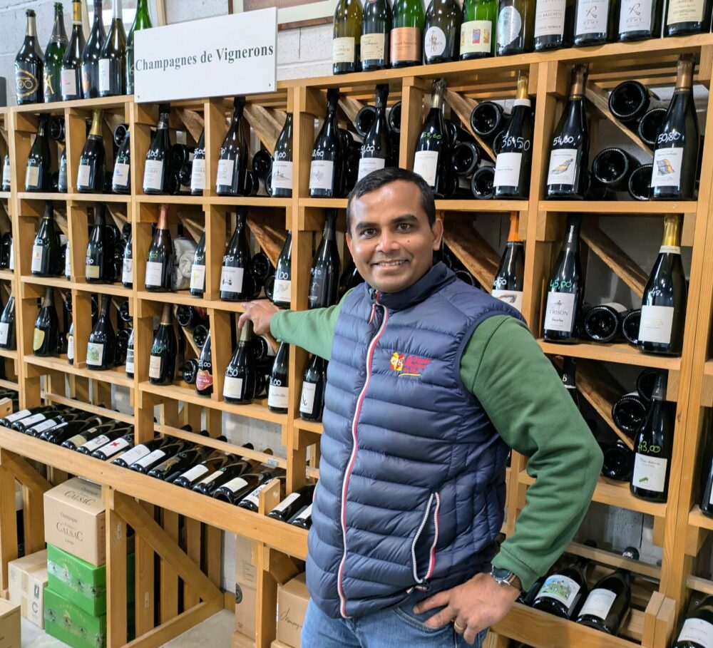 Reims La Marne Viticole Face au parc des expositions de Châlons, CPH La Grande Boutique du Vin propose plus de 400 champagnes à la vente. Anthony Gomes, responsable de cette grande cave, confirme l’intérêt croissant pour les cuvées de vignerons. Châlons : Anthony Gomes, « 90 % de nos références sont des champagnes de vignerons »