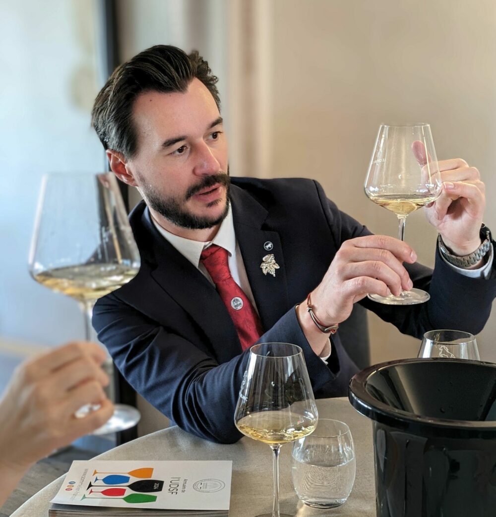 Reims La Marne Viticole Sébastien Julien : « Le champagne est bien plus qu’un apéritif » Au restaurant Le Cheval Blanc à Giffaumont-Champaubert, les vins de Champagne sont valorisés par Sébastien Julien, président de la section régionale des sommeliers. Lequel confirme l’intérêt croissant des clients pour le champagne à table.