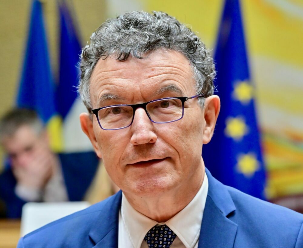 Reims La Marne Viticole Droits de douane américains : appel à la responsabilité et au dialogue. Alors que les États-Unis envisagent une augmentation substantielle des droits de douane sur les vins et spiritueux européens – jusqu’à 30 % à compter du 1er août 2025 – le président de l’Arev (Assemblée des régions européennes viticoles), Franck Leroy, exprime sa vive inquiétude face à une telle perspective.