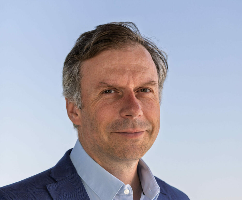 Reims La Marne Viticole Éric Potié nouveau président de Terroirs & Vignerons de Champagne Éric Potié a été nommé président de Terroirs & Vignerons de Champagne (TEVC) le vendredi 4 juillet à l’issue du conseil d’administration du groupe à Chouilly, a-t-on appris par un communiqué. Éric Potié succède à Véronique Blin, qui après 13 ans de présidence, ne souhaitait pas postuler au renouvellement de son mandat. « Visionnaire, engagé et farouche défenseur du modèle coopératif, Éric Potié poursuivra le travail de développement du groupe, ajoute le communiqué. TEVC est devenu l’un des acteurs majeurs de la filière. Il détient dans son portefeuille quatre marques distinctes et singulières : Champagne Nicolas Feuillatte, Champagne Castelnau, Champagne Abelé 1757 et Champagne Henriot.
