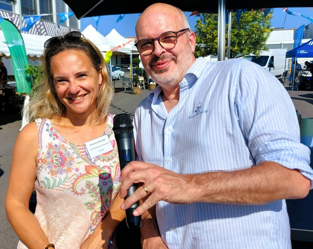 Reims La Marne Viticole La nouvelle édition de l’After des Indépendants a été rythmée par des échanges, des récompenses et la fête ! Pour la deuxième édition de l’After des Indépendants, l’équipe de Christine Sévillano (la présidente), et d’Arnaud Daverdon (le directeur), était en pleine effervescence. Tout le monde avait clairement à l’esprit un seul et même slogan : « On est là pour vous ! » Cette rencontre a été pensée comme une fin de journée ouverte et chaleureuse. « Il s’agit de mettre en place une émulation, un écosystème, propres à aider les adhérents de notre fédération », souligne le directeur.