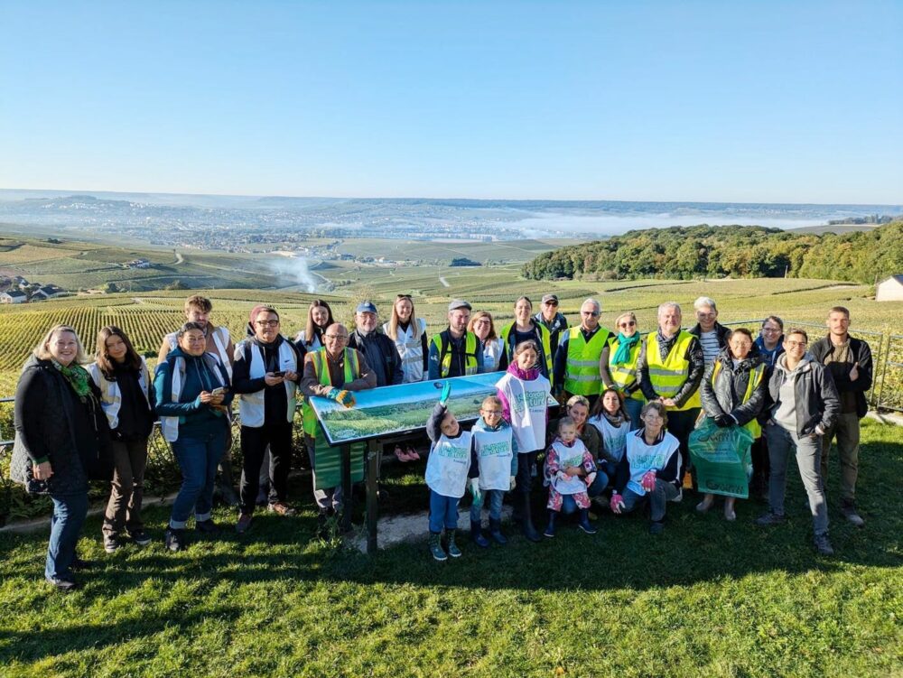 Reims La Marne Viticole La Champagne se mobilise pour l’environnement et l’embellissement du vignoble La Mission Coteaux, Maisons et Caves de Champagne organise samedi 4 octobre la 12ᵉ édition de l’opération Villages et coteaux propres. À l’occasion des 10 ans de l’inscription au Patrimoine mondial de l’Unesco, la Mission innove en proposant aux communes le choix du kit de plantation souhaité : soit un kit « haie », soit un kit « vergers », a-t-on appris par un communiqué.