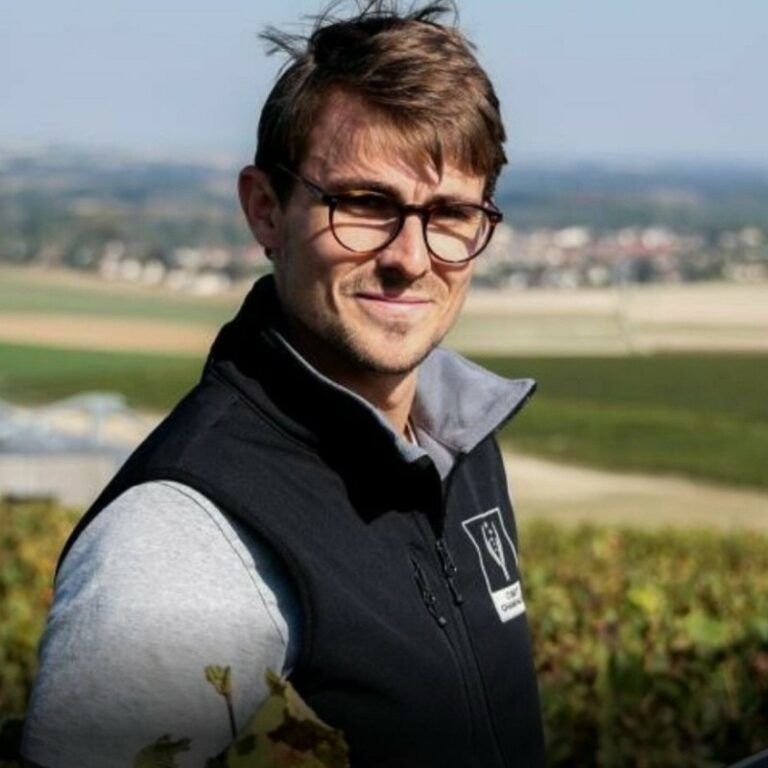 Reims La Marne Viticole Pierry : afterwork de La Cuverie, certification VDC, lever les freins pour viser le 100 %Si la dynamique environnementale est bien enclenchée en Champagne, le « dernier kilomètre » vers la certification généralisée se heurte aux réalités structurelles du vignoble. Entre simplification administrative et clarification des objectifs, le Comité Champagne ajuste sa stratégie pour embarquer les plus petites exploitations.