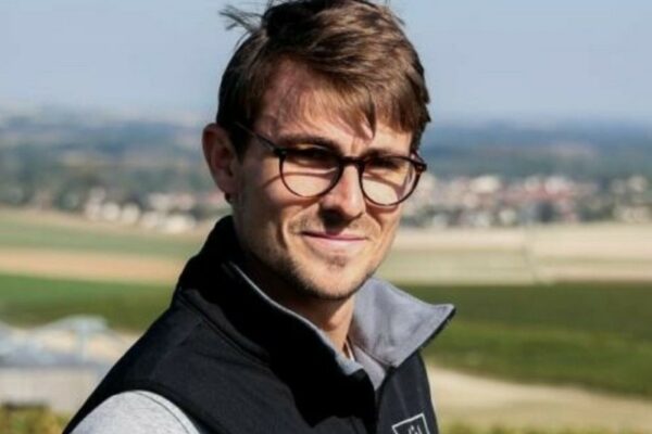 Reims La Marne Viticole Pierry : afterwork de La Cuverie, certification VDC, lever les freins pour viser le 100 % Si la dynamique environnementale est bien enclenchée en Champagne, le « dernier kilomètre » vers la certification généralisée se heurte aux réalités structurelles du vignoble. Entre simplification administrative et clarification des objectifs, le Comité Champagne ajuste sa stratégie pour embarquer les plus petites exploitations.