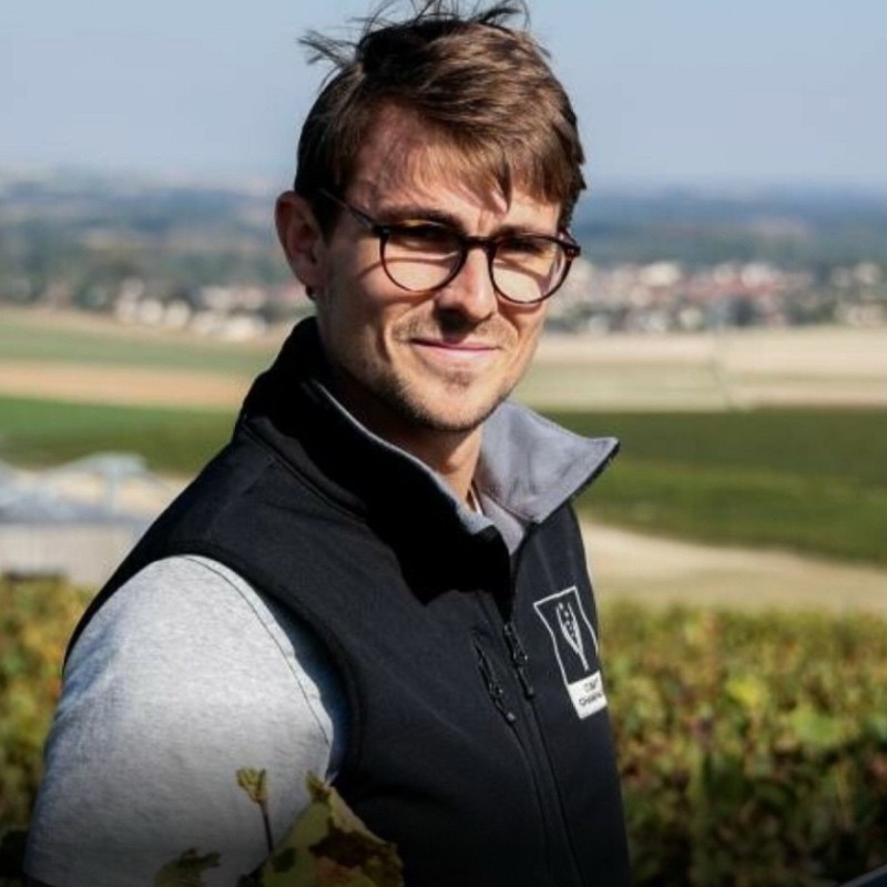 Reims La Marne Viticole Pierry : afterwork de La Cuverie, certification VDC, lever les freins pour viser le 100 % Si la dynamique environnementale est bien enclenchée en Champagne, le « dernier kilomètre » vers la certification généralisée se heurte aux réalités structurelles du vignoble. Entre simplification administrative et clarification des objectifs, le Comité Champagne ajuste sa stratégie pour embarquer les plus petites exploitations.