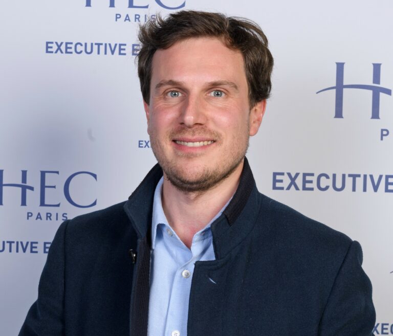 Reims La Marne Viticole Champagne : un contexte tendu mais stratégique Le champagne demeure l’un des plus beaux ambassadeurs du savoir-faire viticole français et un pilier incontournable de l’économie champenoise. Pourtant, après une année 2024 difficile marquée par une chute mondiale des ventes de 9,2 % et seulement 271 millions de bouteilles expédiées (The Drinks Business), la filière aborde la fin 2025 avec une prudence teintée d’inquiétude.