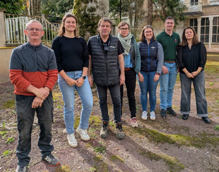 Reims La Marne Viticole Avize, sol et fertilisation : analyser et s’adapter Les formations sur le sol et la fertilisation permettent aux professionnels de mieux comprendre les spécificités de terroirs et d’adapter leurs pratiques culturales. Il s’agit toujours d’œuvrer pour la production de raisins de qualité.