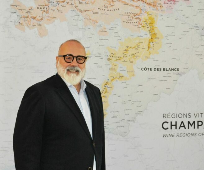 Reims La Marne Viticole L’Agence Caparros & Papavero veut révéler le potentiel de chaque vigneron À travers l’agence conseil qu’ils ont fondée, Antoine Caparros et Nicolas Papavero proposent aux vignerons d’appréhender le marché du champagne avec un autre regard.