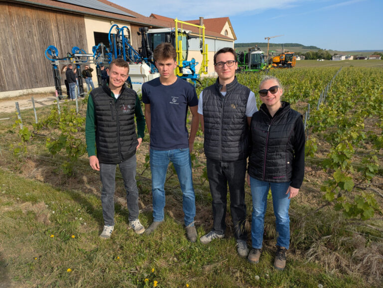 Quatre étudiants ont organisé cette matinée technique sur le thème de la pulvérisation, avec notamment les marques Weber, Pellenc, Amos et Tecnoma. Crédit : © Thierry Perardelle
Quatre étudiants ont organisé cette matinée technique sur le thème de la pulvérisation, avec notamment les marques Weber, Pellenc, Amos et Tecnoma. Crédit : © Thierry Perardelle