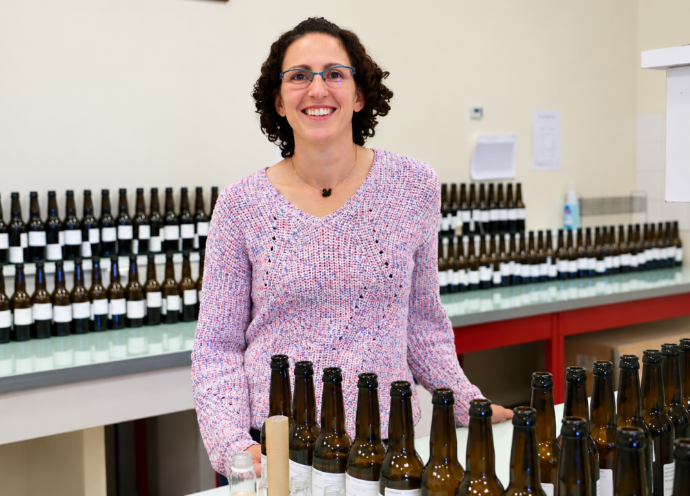 Reims La Marne Viticole Vendange 2026 en Champagne : « le comportement de la vigne est spectaculaire » Mathilde Decrette, œnologue conseil chez Sofralab, dresse un premier état des lieux de la vendange 2026. Une campagne inédite par sa précocité et la qualité des raisins, malgré cinq épisodes caniculaires subis par le vignoble, et des rendements en berne.